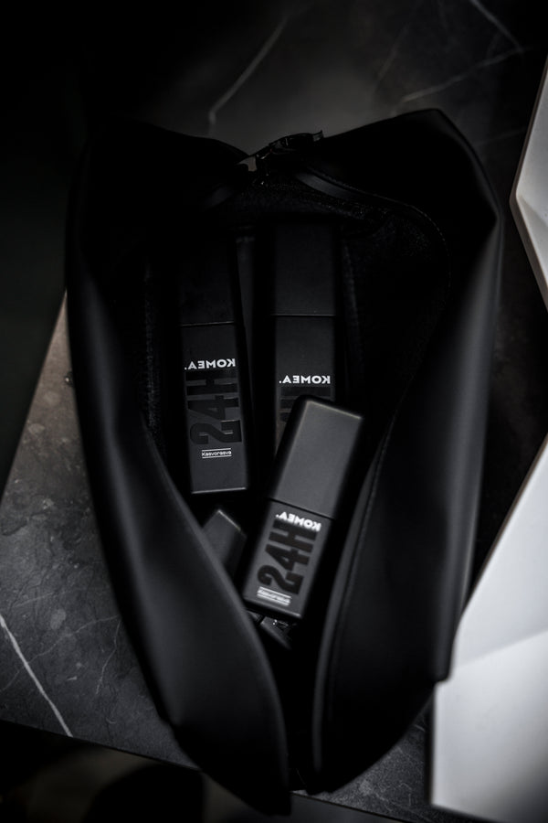 KOMEA toilettilaukku avattuna, sisällä KOMEA 24H ihonhoitotuotteet