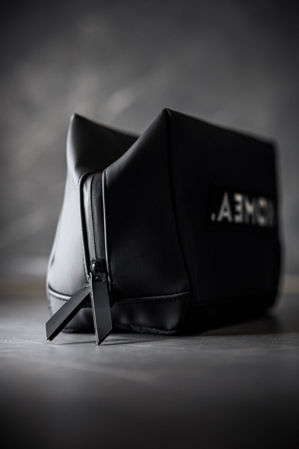 KOMEA toilettilaukun vetoketju ja minimalistinen yksityiskohta