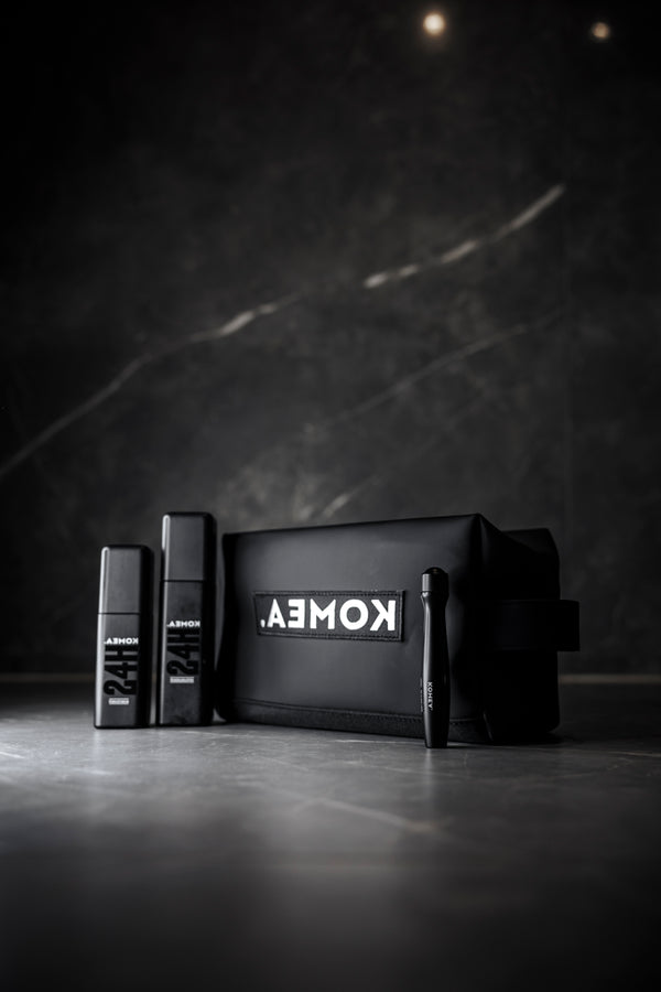 KOMEA toilettilaukku KOMEA 24H tuotteiden kanssa kylpyhuoneessa